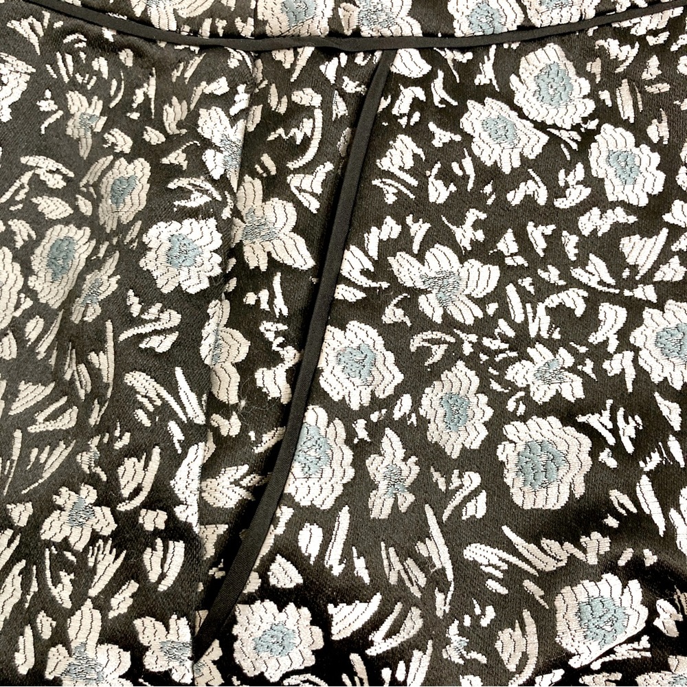 Ann Taylor LOFT Black, Blue, & Metallic Silver Floral Print Mini Skirt - Size 2 - Picture 7 of 9